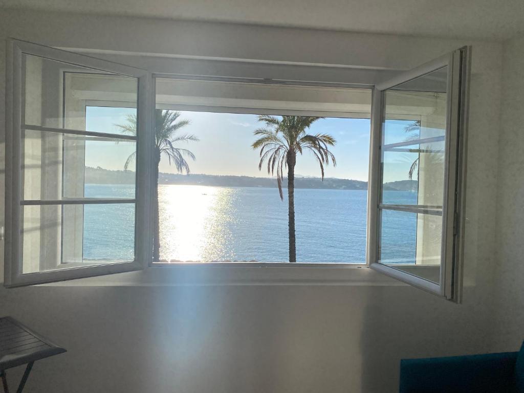 Appartement Splendide Studio Miramar vue mer avec terrasse 1 Montée Voisin -, 83150 Bandol