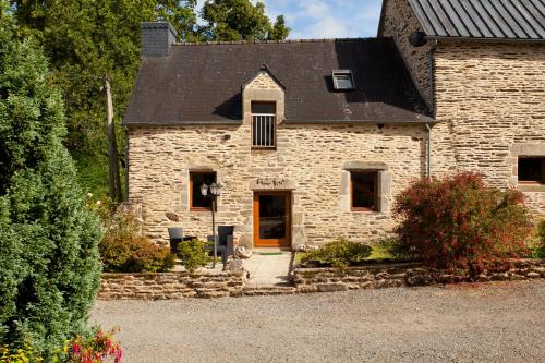 Stone cottage with modern cosy interior near to Josselin Perfect retreat for Writers or Star Gazers Guégon france