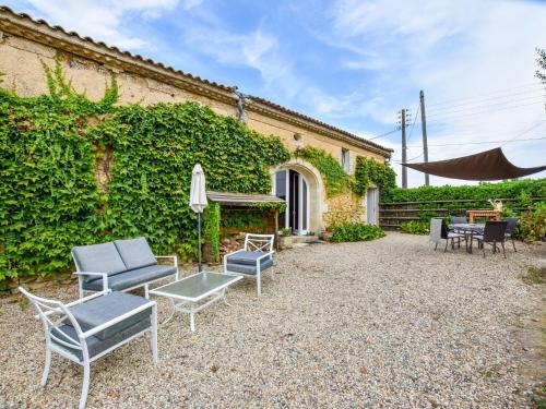 Stone house in a vineyard, with swimming pool, near Bordeaux Monprimblanc france