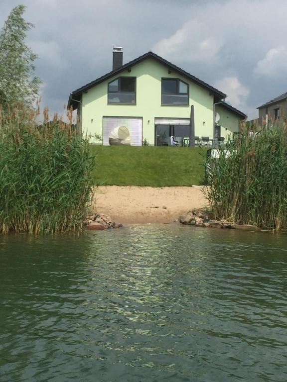 Villa Strandhaus Seebrise, Leipziger Neuseenland Nord Am Mühlfeldsee 18, 04509 Löbnitz