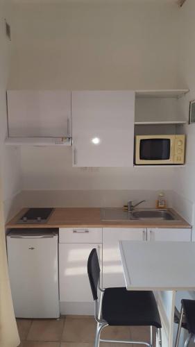 Appartement Studio 2 personnes vue marais salant parking et terrasse proche commodité 1286 Route des Vieux Salins Hyères