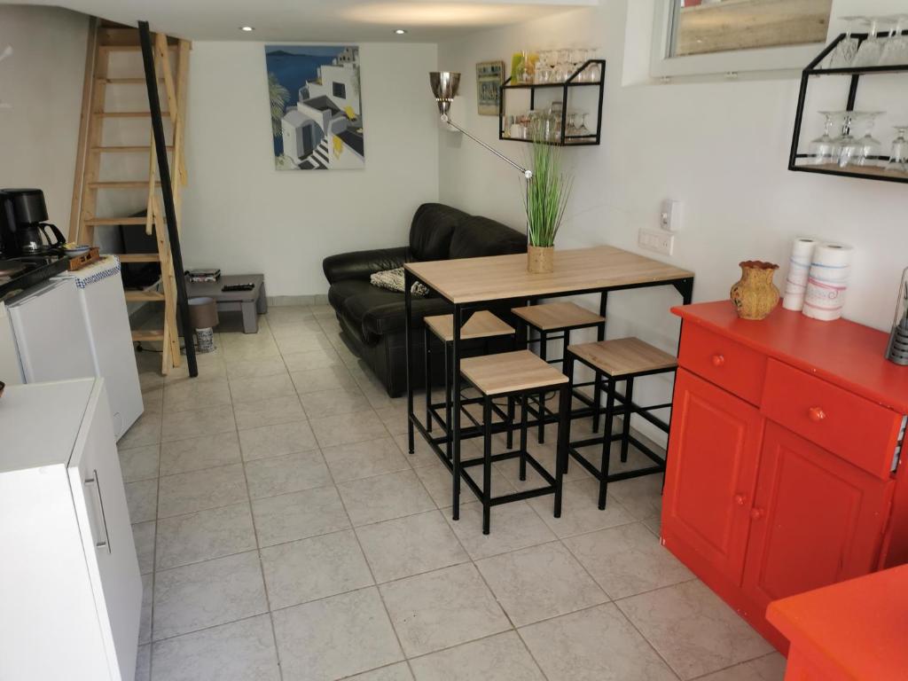 Appartement STUDIO 4 PERSONNES A 2Mn DE LA PLAGE 1 Rue de Provence, 34200 Sète