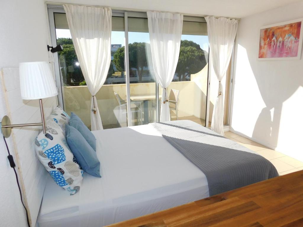 Appartement Studio 43 climatisé terrasse vue mer résidence le catamaran à Port-Camargue jean lasserre, 30240 Le Grau-du-Roi