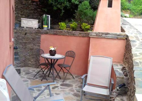 Studio a Collioure a 400 m de la plage avec vue sur la mer jardin clos et wifi Collioure france