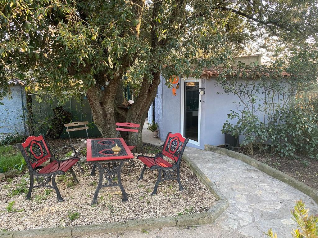 Maison de vacances Studio au pont du gard Piscine et Jacuzzi chez Valerie Payre 855 Chemin de la Barque Vieille, 30210 Vers-Pont-du-Gard