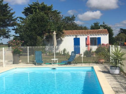 B&B / Chambre d'hôtes Studio avec piscine Les Rouches Beauvoir-sur-Mer