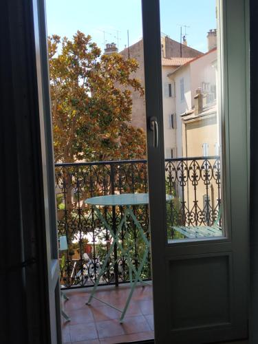 STUDIO CANNES A 5 MN A PIED DE LA GARE TOUT CONFORT AVEC BALCON Cannes france