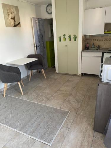 Appartement studio climatisé proche port et plages 40 Chemin du Pansard La Londe-les-Maures