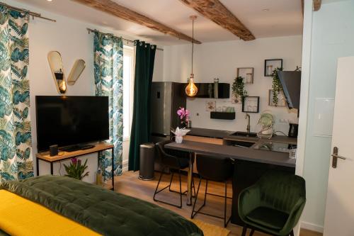 studio coeur de ville neuf et design tt equipé parking gratuit Sanary-sur-Mer france