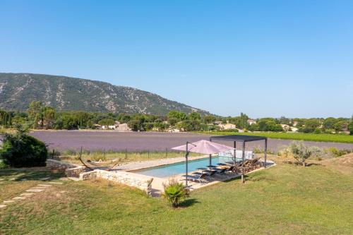 Studio cozy avec terrasse et vue sur le Luberon Maubec france