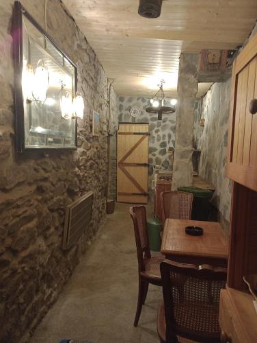 Studio dans cave voûtée en montagne La Léchère france