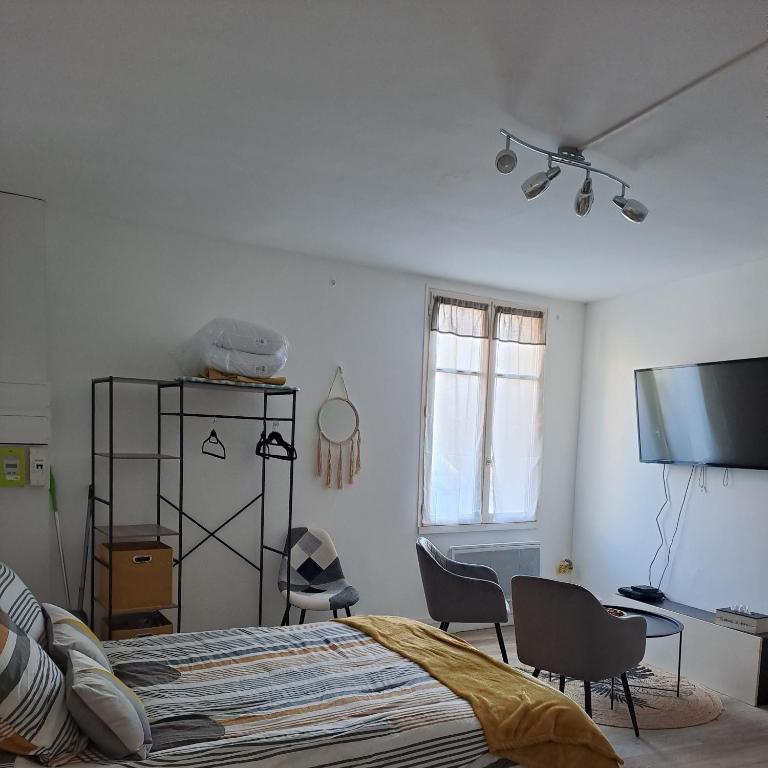 Appartement Studio de charme 34 rdc Rue Basse du Château, 79400 Saint-Maixent-lʼÉcole
