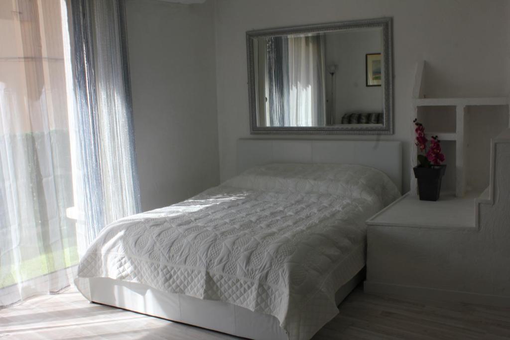Appartement Studio de charme avec sa terrasse en plein coeur de ville 36 rue Carnot, 84800 LʼIsle-sur-la-Sorgue