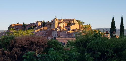 B&B / Chambre d'hôtes Studio du sentier des ocres Montee du belvedere Roussillon vaucluse Lubéron Roussillon