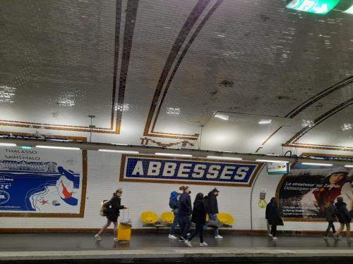 Studio équipé métro Abbesses à Montmartre Paris france