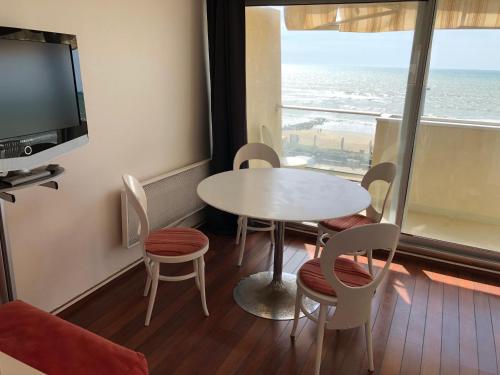 Appartement Studio Face Ocean Apt 97 residence Le Casino 6 Boulevard de la Plage Lacanau