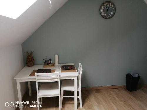 Appartement Studio grand lit 160 tout équipé wifi 44 Route de Montcenis Le Creusot