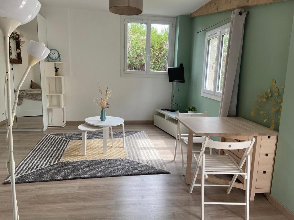 Appartement Studio grands chênes au pied du mont ventoux. 991 Chemin de la Peyrière, 84380 Mazan