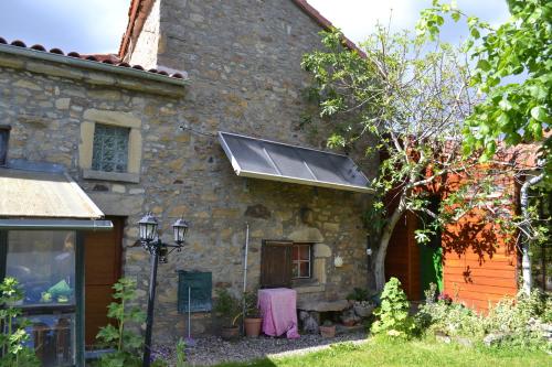 B&B / Chambre d'hôtes studio indépendant dans maison à la campagne lieudit le loubatoux Égliseneuve-près-Billom