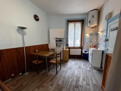 Appartement Studio La Bourboule, 1 pièce, 2 personnes - FR-1-667-39 51 avenue d'Italie La Bourboule