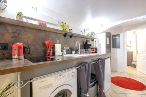 Appartement Studio, Lit Queen Size, NETFLIX et WIFI, parking, HYPERCENTRE a 400m, lave vaisselle, arrivee tardive possible avec boite a cles 967 Route d'Albertville Pallud