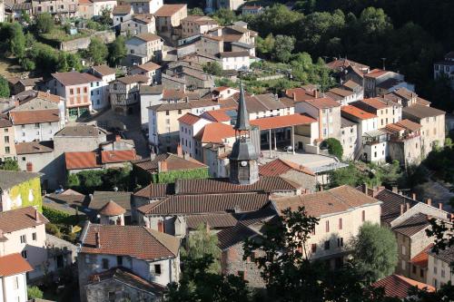 Studio Malou avec cuisine toute équipée et terrasse aménagée Olliergues france