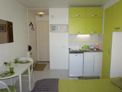 Appartement Studio Merville-Franceville-Plage, 1 pièce, 2 personnes - FR-1-465-14 1 Avenue De La Mer -  - Merville-Franceville-Plage