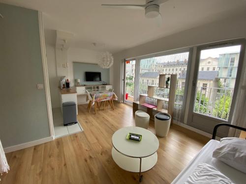 Appartement Studio Morgane-balcon couvert-wifi-près centre-linge et ménage 23F boulevard de la Paix Reims