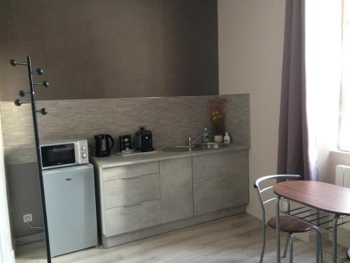 STUDIO proche gare avec kitchenette et wifi - porte rouge Thiviers france