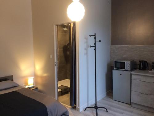 Appartement STUDIO proche gare avec kitchenette et wifi - porte rouge 1 Ter avenue Charles De Gaulle 24800 Thiviers Thiviers