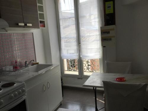 Appartement Studio proche gare et centre ville 2eme étage 3 Rue Roussy Nîmes