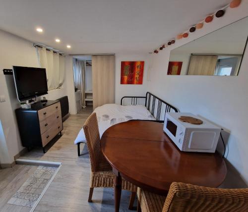 Appartement Studio quartier marais, terrasse rez de chaussée, jardin accessible, netflix 77 Avenue Arnaud de Vogue Bourges