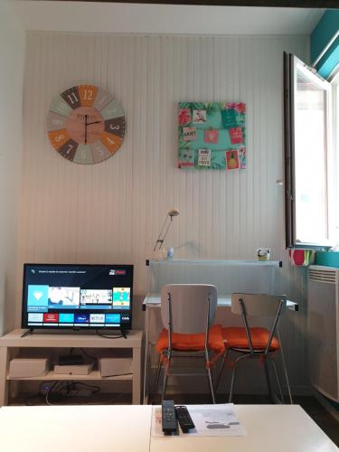 Appartement Studio Simplicien *Cosy* plein centre ville de Poitiers *TV* Wifi *Café* 46 Rue Saint Simplicien Poitiers