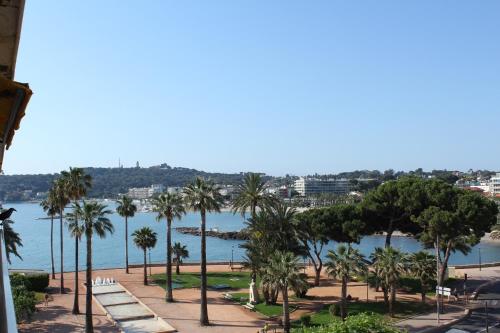 STUDIO STANDING BORD DE MER ET VUE Antibes france