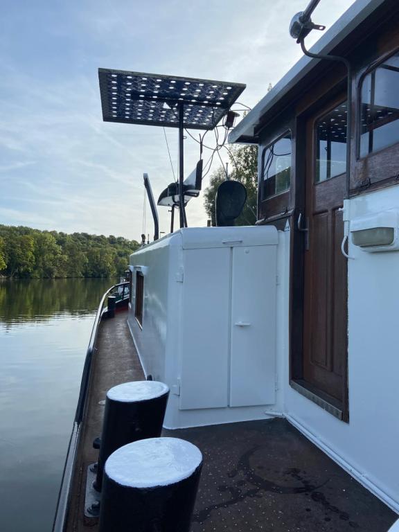 Bateau-hôtel Studio sur la péniche Santa Julia à Chantilly 22 Quai d'Aval, 60340 Saint-Leu-dʼEsserent