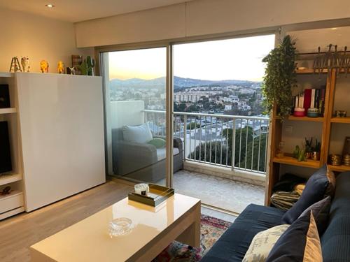 Studio terrasse dans résidence avec piscine Antibes france