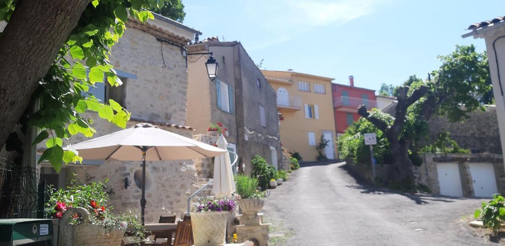 Appartement Studio tout confort dans maison de caractère 92 Rue des Bailes, 83840 La Bastide