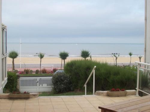 Studio vue mer et plage, terrasse côté mer Royan france