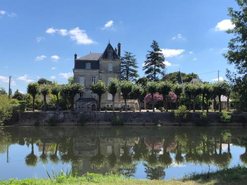Villa Stunning Chateau on the river bank in Saint Astier  Saint-Astier