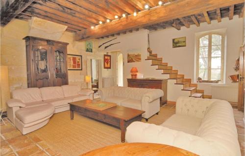 Stunning home in Arles with WiFi, Private swimming pool and Outdoor swimming pool Albaron france