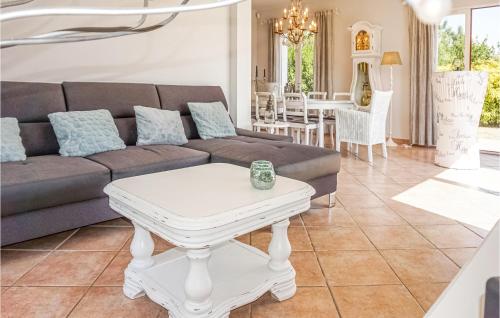 Maison de vacances Stunning home in Carcassonne with 4 Bedrooms, Outdoor swimming pool and Heated swimming pool  Carcassonne