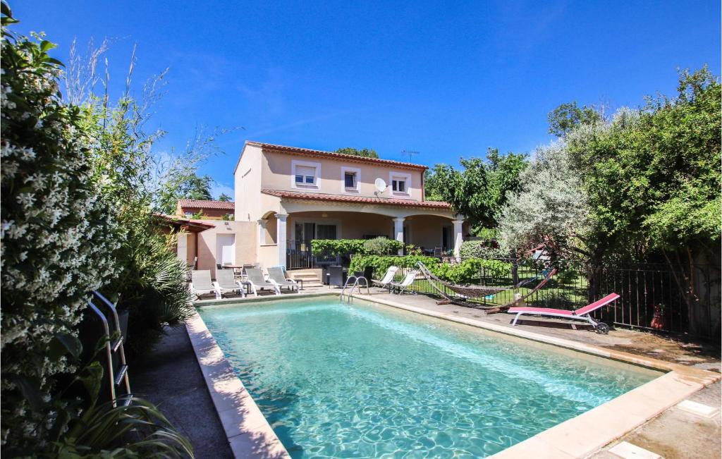 Maison de vacances Stunning home in Les Angles with 3 Bedrooms, WiFi and Outdoor swimming pool , 30133 Les Angles (Gard)