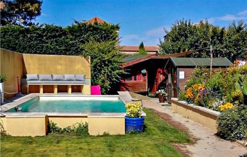 Stunning home in Mallemort with 3 Bedrooms, WiFi and Outdoor swimming pool Mallemort france