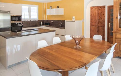 Stunning home in Montblanc with 4 Bedrooms, Private swimming pool and Outdoor swimming pool Montblanc france