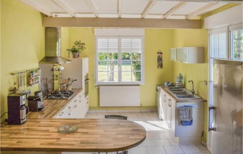 Stunning home in Montreuil Bellay with 3 Bedrooms, Outdoor swimming pool and Heated swimming pool Méron france