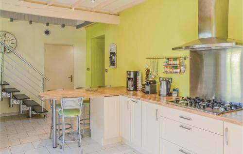 Maison de vacances Stunning home in Montreuil Bellay with 3 Bedrooms, Outdoor swimming pool and Heated swimming pool  Méron