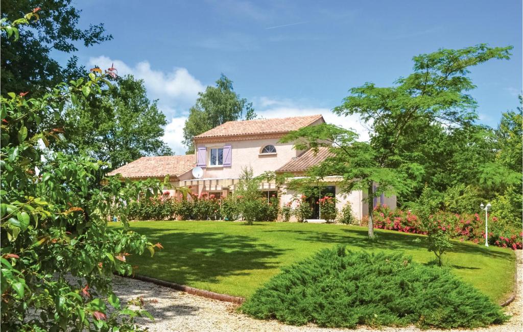 Maison de vacances Stunning home in Payzac with WiFi, Private swimming pool and Outdoor swimming pool , 24270 Payzac