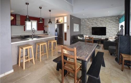 Stunning home in Puget with WiFi, Private swimming pool and 4 Bedrooms Puget france