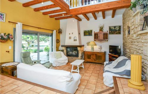 Maison de vacances Stunning home in Pujaut with 4 Bedrooms, Jacuzzi and WiFi  Sauveterre