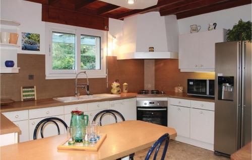 Maison de vacances Stunning home in St Fortunat s-Eyrieux with 5 Bedrooms, WiFi and Outdoor swimming pool  Saint-Fortunat-sur-Eyrieux